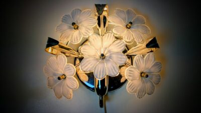 24 karat guld forgyldt blomster buket lampe. Ø28 cm. Nyt el. Klassisk art deco. 1980.