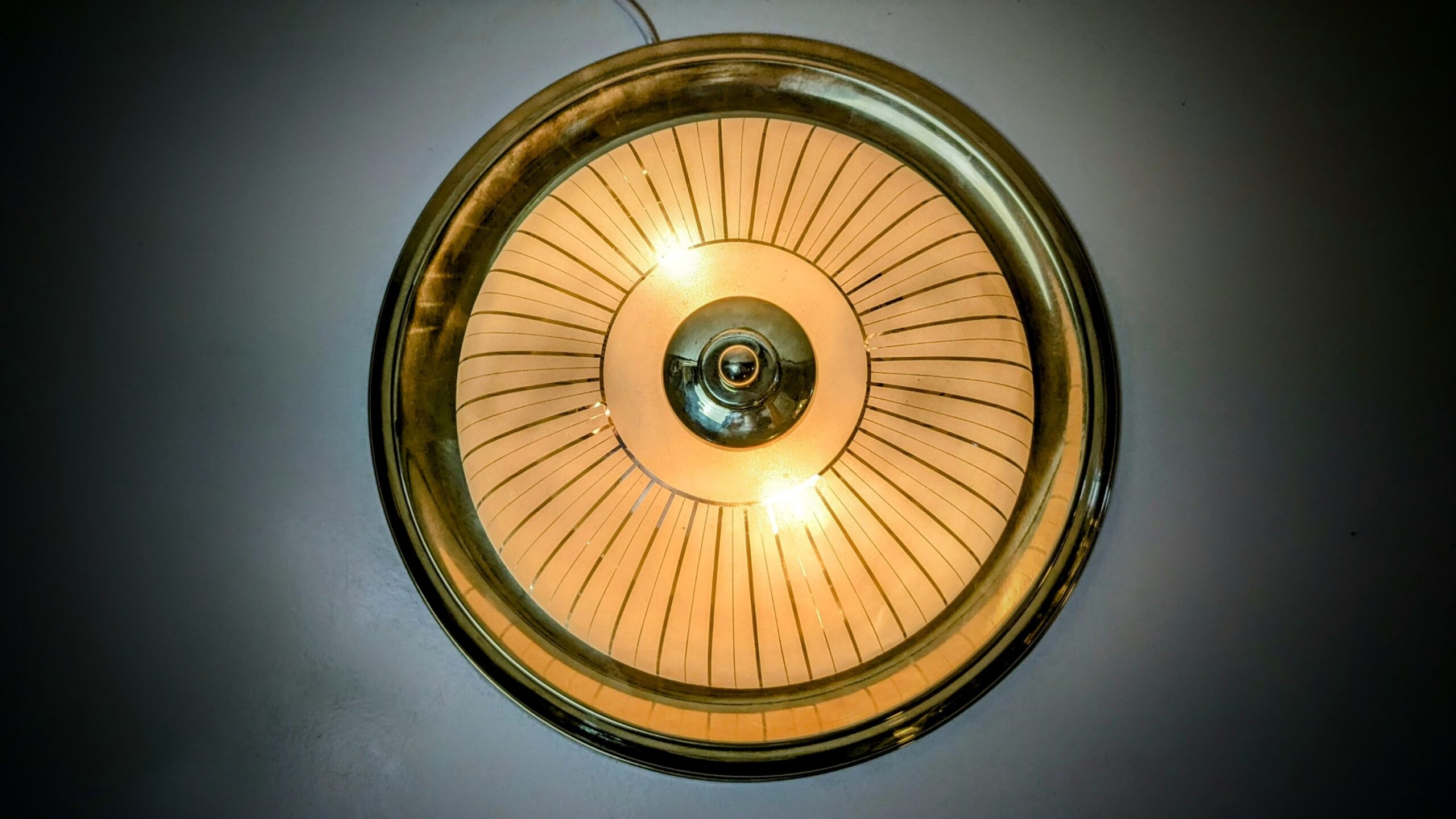 Skøn plafond fra 1940. Fuld restaureret. Ø36. Messing og glas. I perfekt stand.