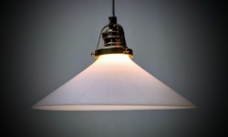 Holmegaard antik skomager pendel. Ø26,5 , 9,5 cmH. Messing m.m. 1930.