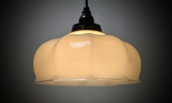 Skøn antik sandfarvet paraply glaslampe 1930. Nyt el. Bakelit ophæng. Ø23.