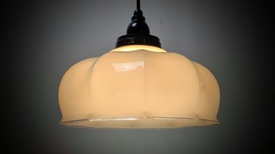 Skøn antik sandfarvet paraply glaslampe 1930. Nyt el. Bakelit ophæng. Ø23.