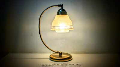 Special samlet unika bordlampe. 37 cm høj. Dobbelt glas. Møller redesign.