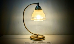 Special samlet unika bordlampe. 37 cm høj. Dobbelt glas. Møller redesign.