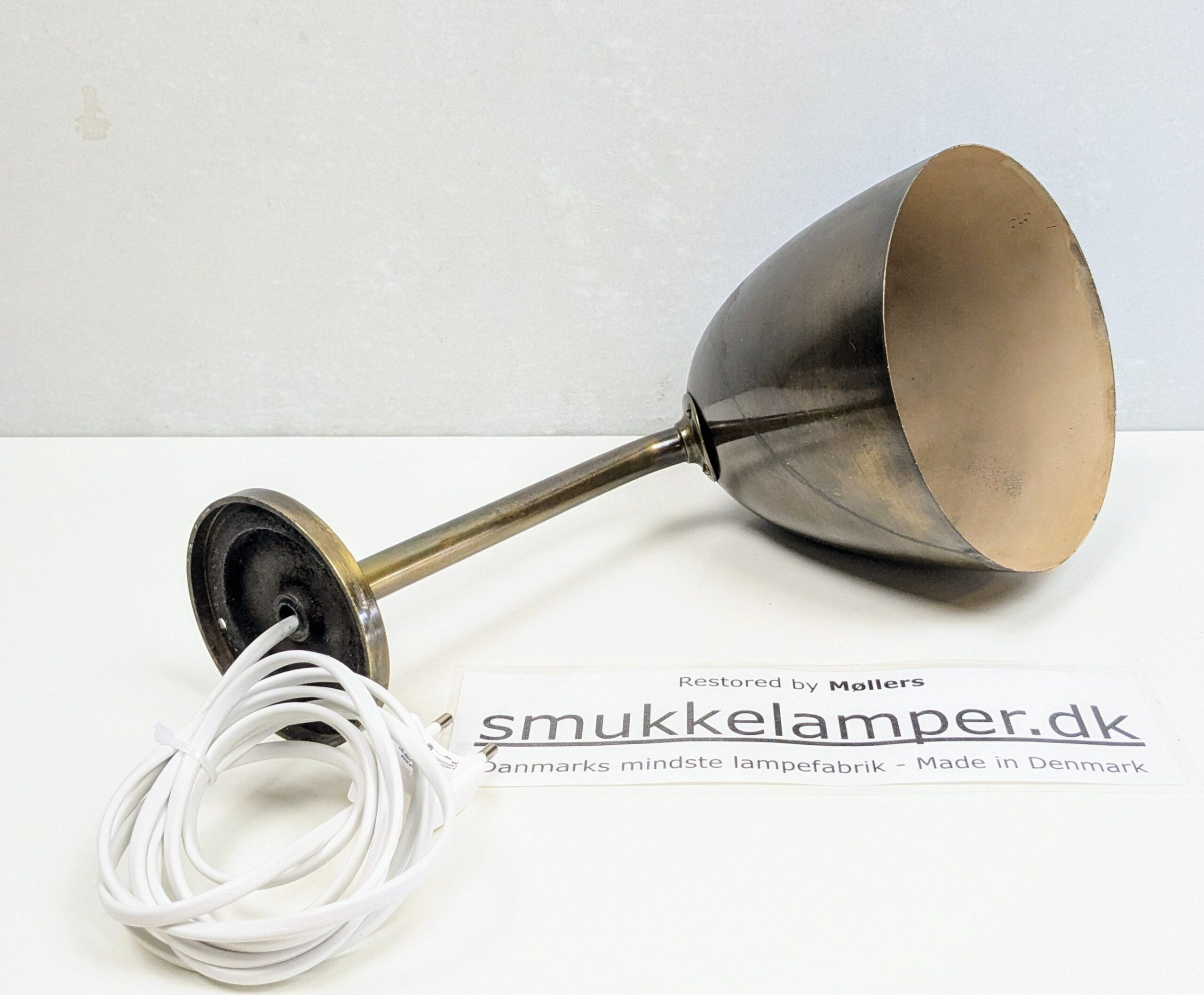 Luksuriøs Fog og Mørup. Ang. Vilhelm Lauritzen .væglampe fra 1940. Messing. Restaureret. 34 cm udhæng.