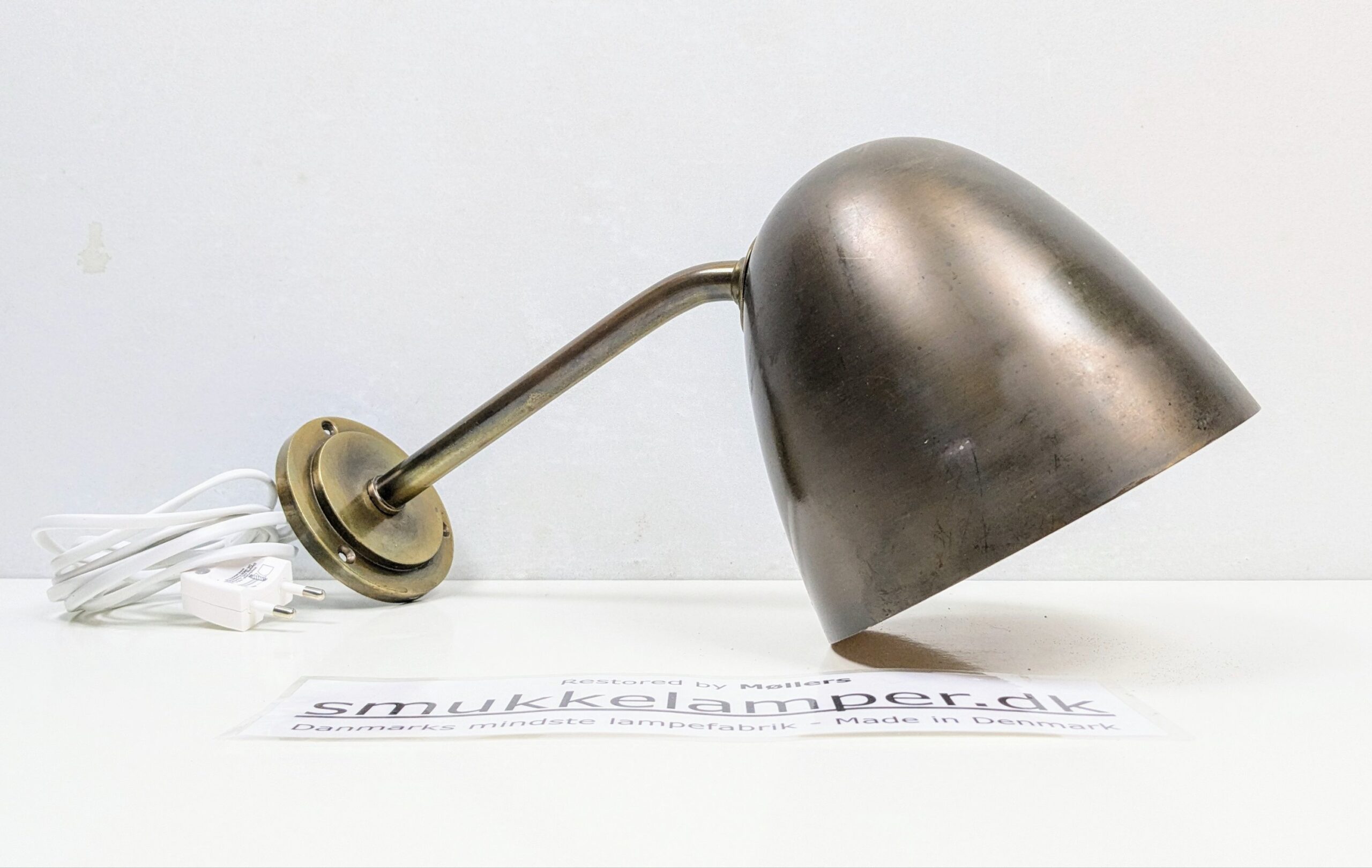 Luksuriøs Fog og Mørup. Ang. Vilhelm Lauritzen .væglampe fra 1940. Messing. Restaureret. 34 cm udhæng.