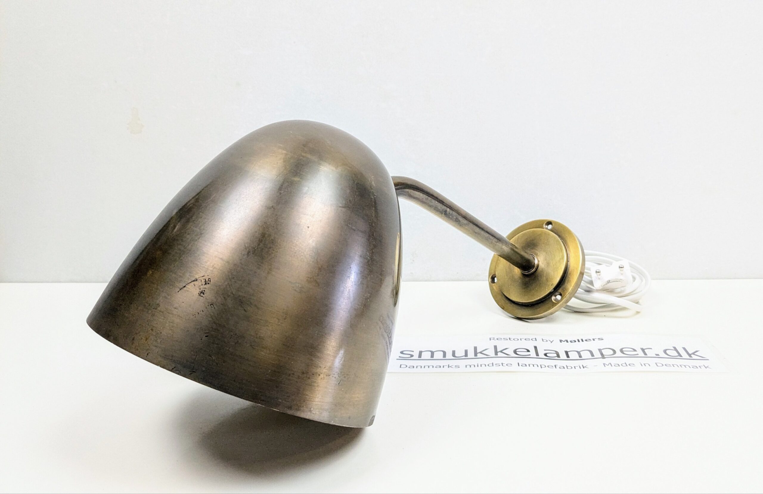 Luksuriøs Fog og Mørup. Ang. Vilhelm Lauritzen .væglampe fra 1940. Messing. Restaureret. 34 cm udhæng.