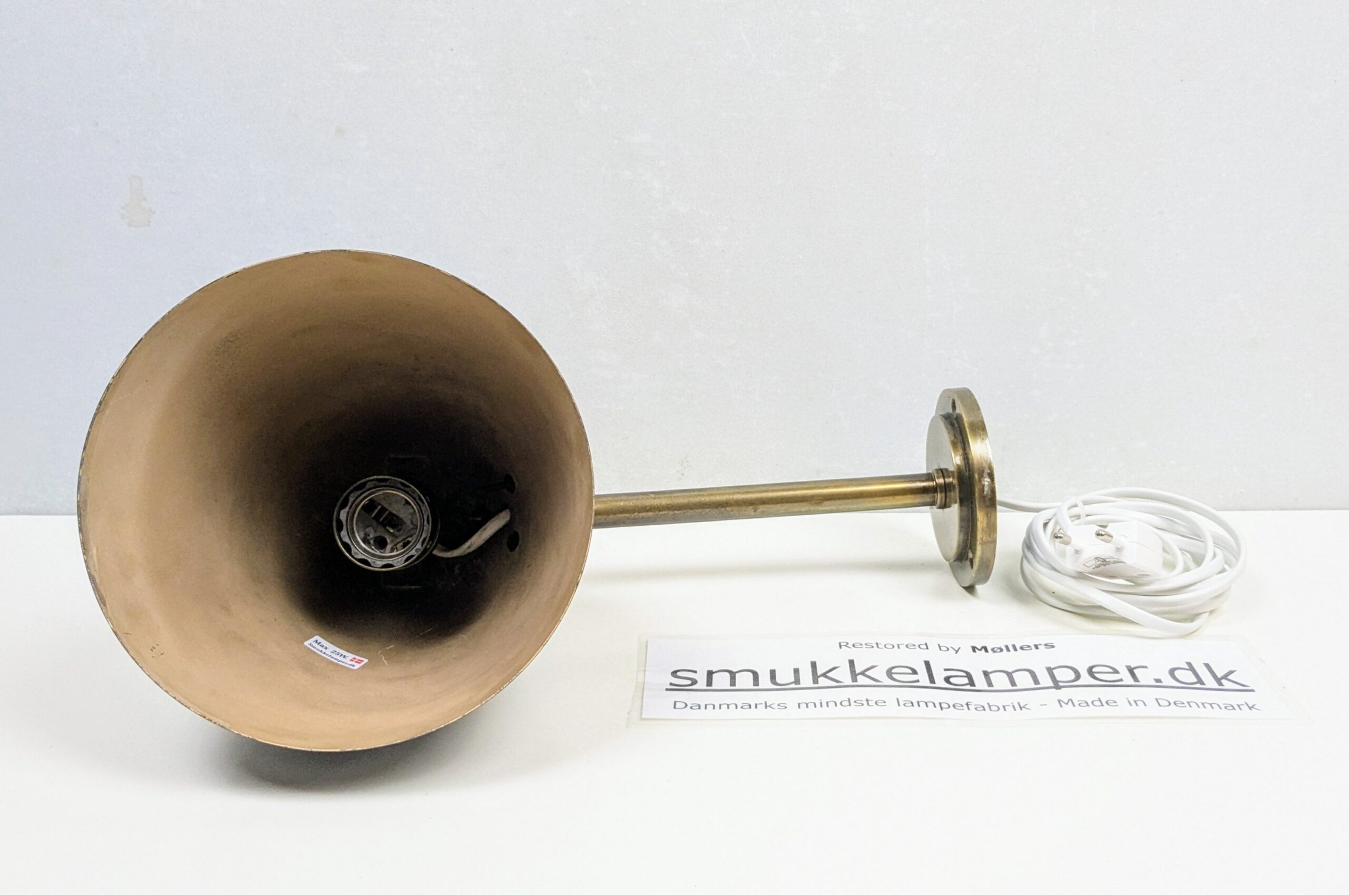 Luksuriøs Fog og Mørup. Ang. Vilhelm Lauritzen .væglampe fra 1940. Messing. Restaureret. 34 cm udhæng.