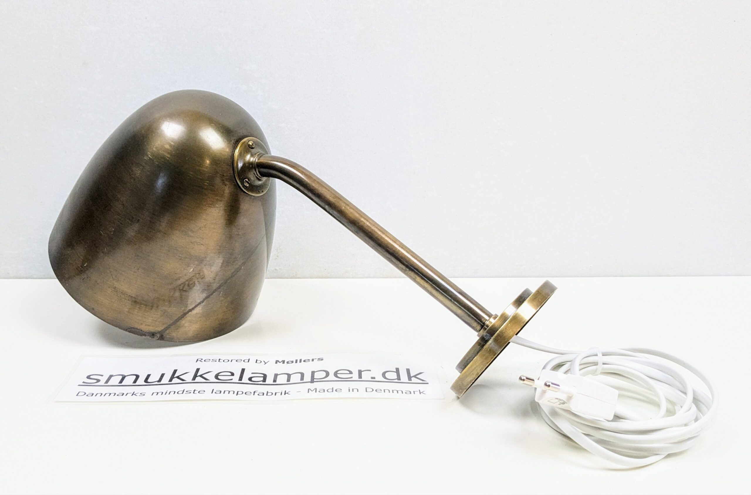 Luksuriøs Fog og Mørup. Ang. Vilhelm Lauritzen .væglampe fra 1940. Messing. Restaureret. 34 cm udhæng.