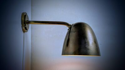 Luksuriøs Fog og Mørup væglampe fra 1940. Messing. Restaureret. 34 cm udhæng.