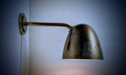 Luksuriøs Fog og Mørup væglampe fra 1940. Messing. Restaureret. 34 cm udhæng.