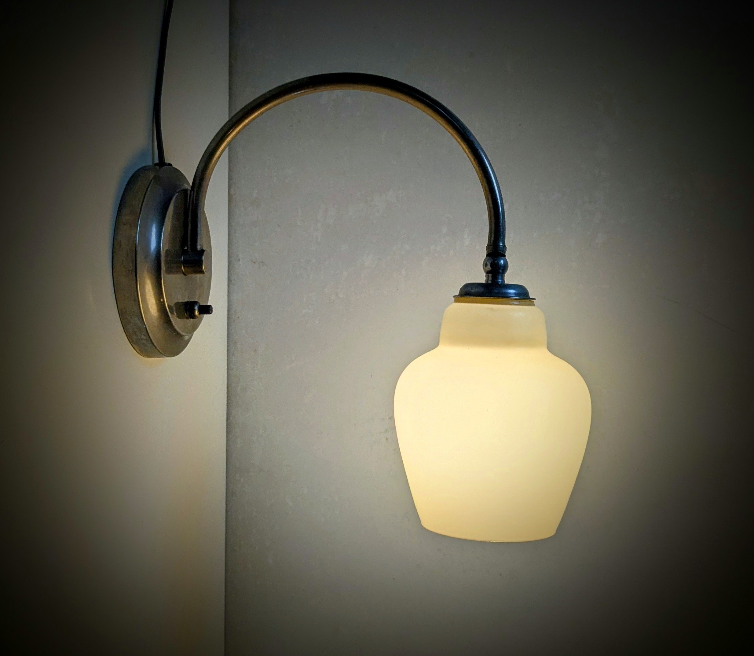 Skøn fuld restaureret art deco bordlampe/ væglampe fra 1950. Nyt el. 24 cmH