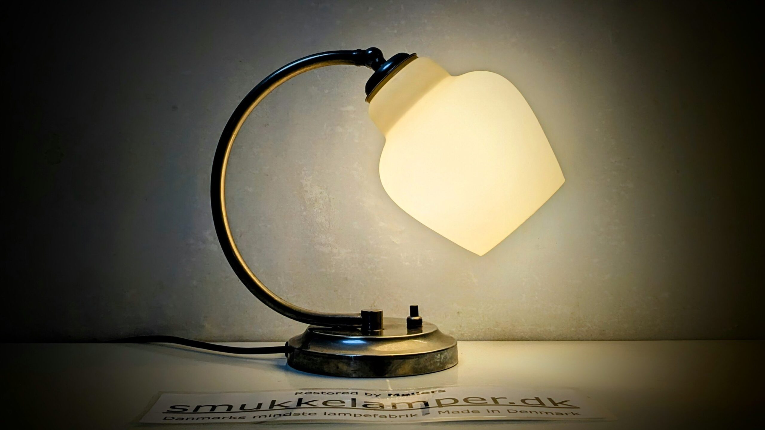 Skøn fuld restaureret art deco bordlampe/ væglampe fra 1950. Nyt el. 24 cmH