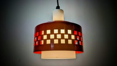 Skøn Kai Finnmark loftlampe fra 1960. Akryl og metal. Nyt el. I smuk stand.