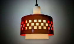 Skøn Kai Finnmark loftlampe fra 1960. Akryl og metal. Nyt el. I smuk stand.