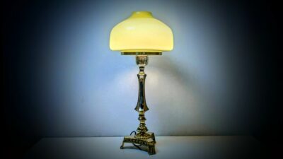 Storslået håndsamlet messing bordlampe med olivengrøn flygfors lampeglas. 50cmH. Nyt el.