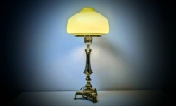 Storslået håndsamlet messing bordlampe med olivengrøn flygfors lampeglas. 50cmH. Nyt el.