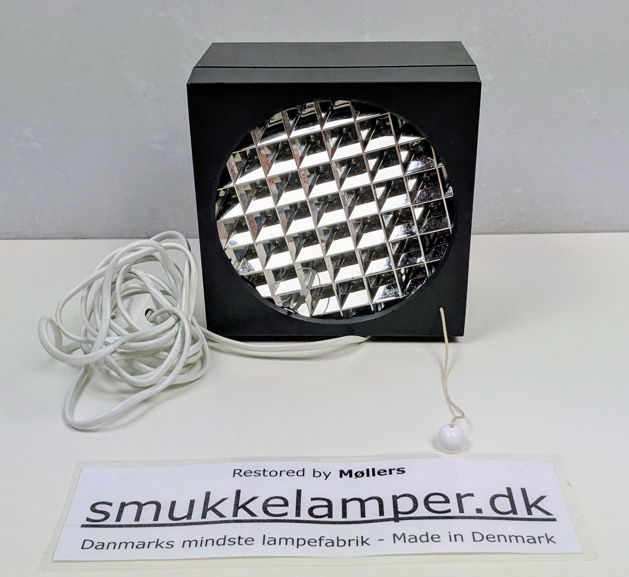 Klassisk retro væglampe fra 1970. Excellent condition. Kvadratisk rent design. Mørkegrå.