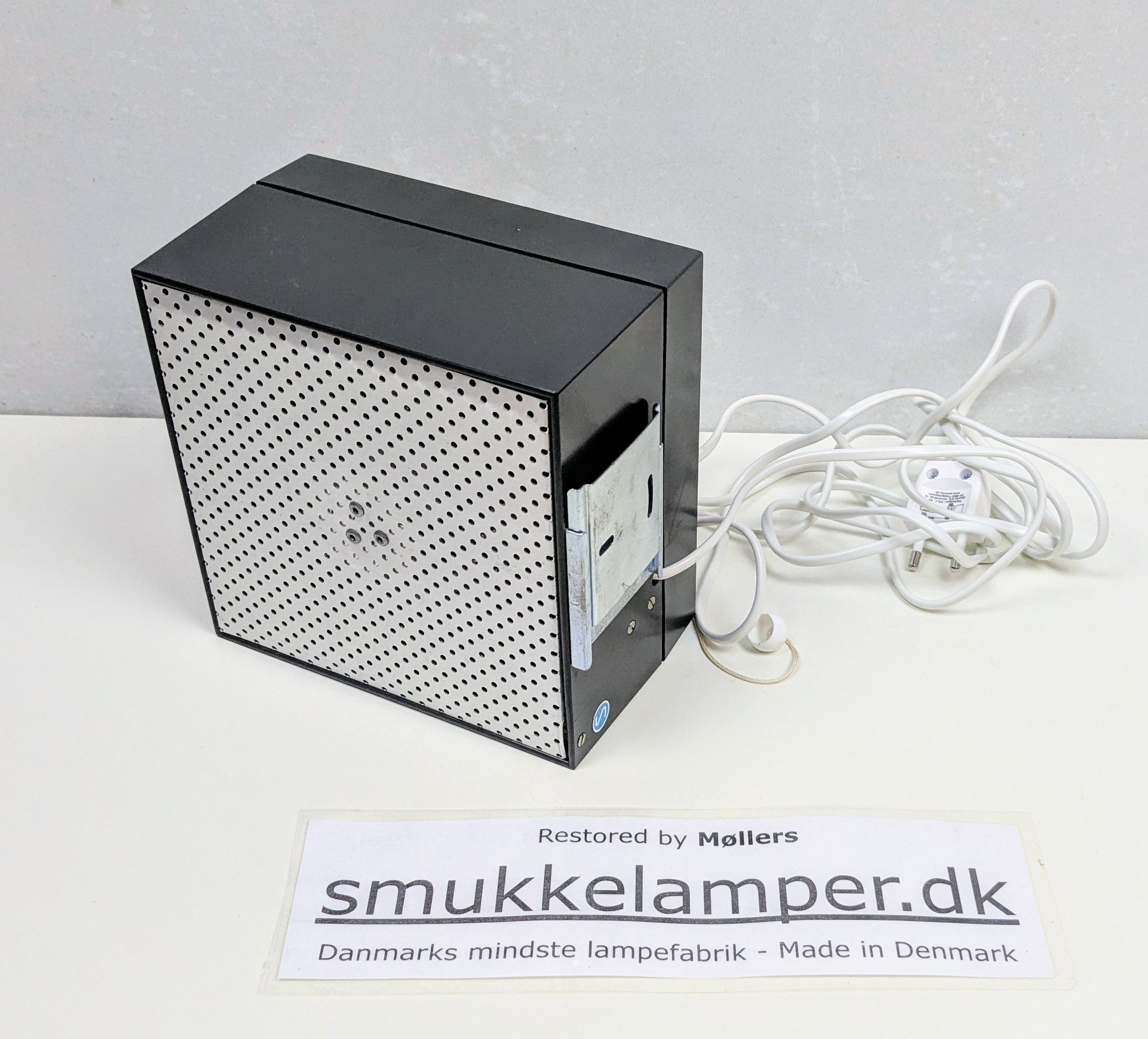 Klassisk retro væglampe fra 1970. Excellent condition. Kvadratisk rent design. Mørkegrå.