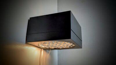 Klassisk retro væglampe fra 1970. Excellent condition. Kvadratisk rent design. Mørkegrå.