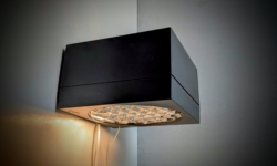 Klassisk retro væglampe fra 1970. Excellent condition. Kvadratisk rent design. Mørkegrå.