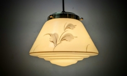 Skøn kuglependel fra 1930. Fuld restaureret. Ø23. Sandfarvet med håndmalede blade.