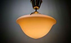 Romantisk ampel fra 1930. Rosa/ sandfarvet – karamel. Ø28 cm. Nyt el. 29. fast nedhæng. Pickup only.