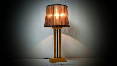 Skøn svensk vintage lampe fra 1990 i Egetræ. 49 cmH. Klassisk kvalitets design.