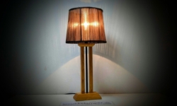 Skøn svensk vintage lampe fra 1990 i Egetræ. 49 cmH. Klassisk kvalitets design.