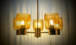 Fortryllende 5 armet lysekrone fra 1960. Ø50 i særdeles flot stand. 55 cm fast nedhæng. Pickup only.