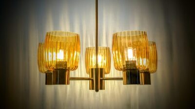 Fortryllende 5 armet lysekrone fra 1960. Ø50 i særdeles flot stand. 55 cm fast nedhæng.