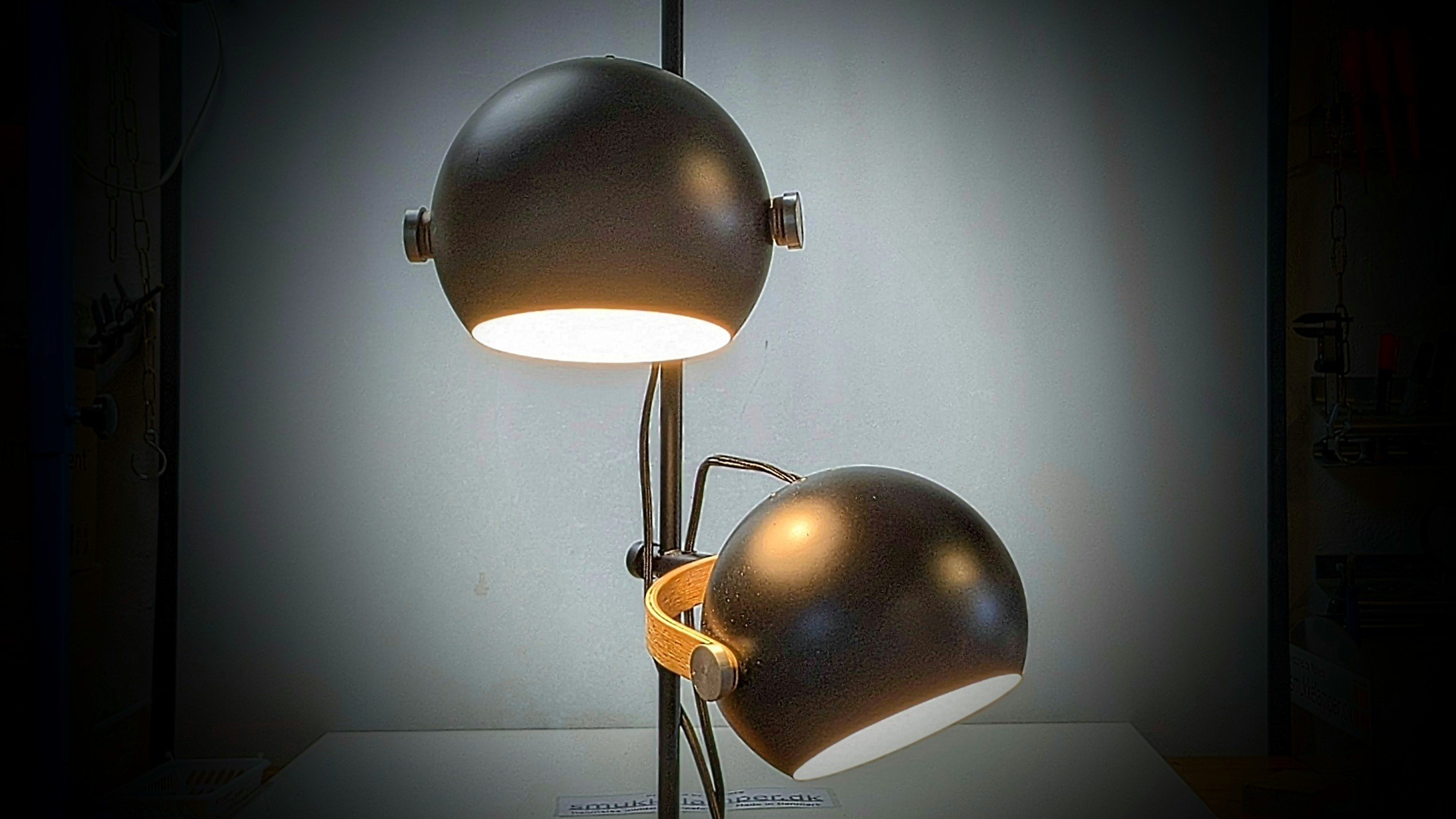 Skøn Halo Design gulvlampe. 160 cm høj. Halo Design
D.C 2L, sort og Egetræ. Pickup only - Billede 2