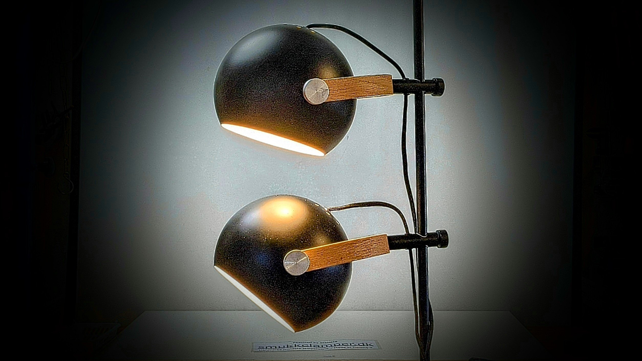 Skøn Halo Design gulvlampe. 160 cm høj. Halo Design
D.C 2L, sort og Egetræ. Pickup only