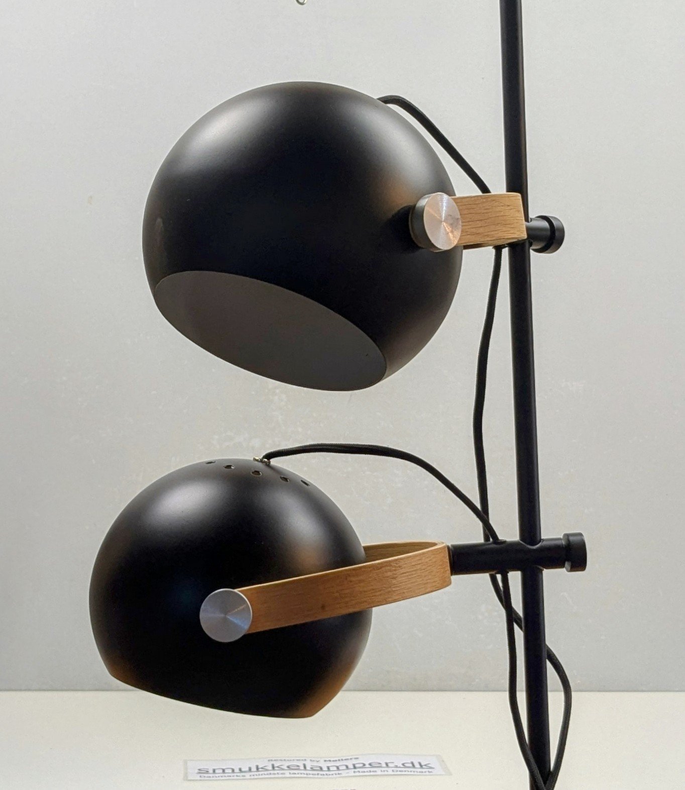 Skøn Halo Design gulvlampe. 160 cm høj. Halo Design
D.C 2L, sort og Egetræ. Pickup only - Billede 3