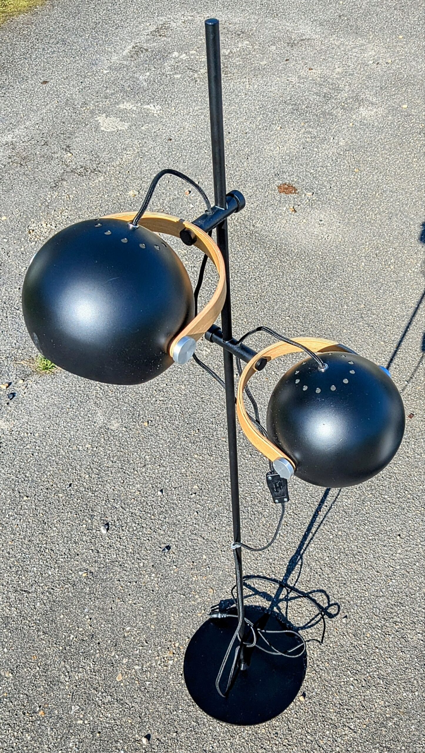 Skøn Halo Design gulvlampe. 160 cm høj. Halo Design
D.C 2L, sort og Egetræ. Pickup only - Billede 4