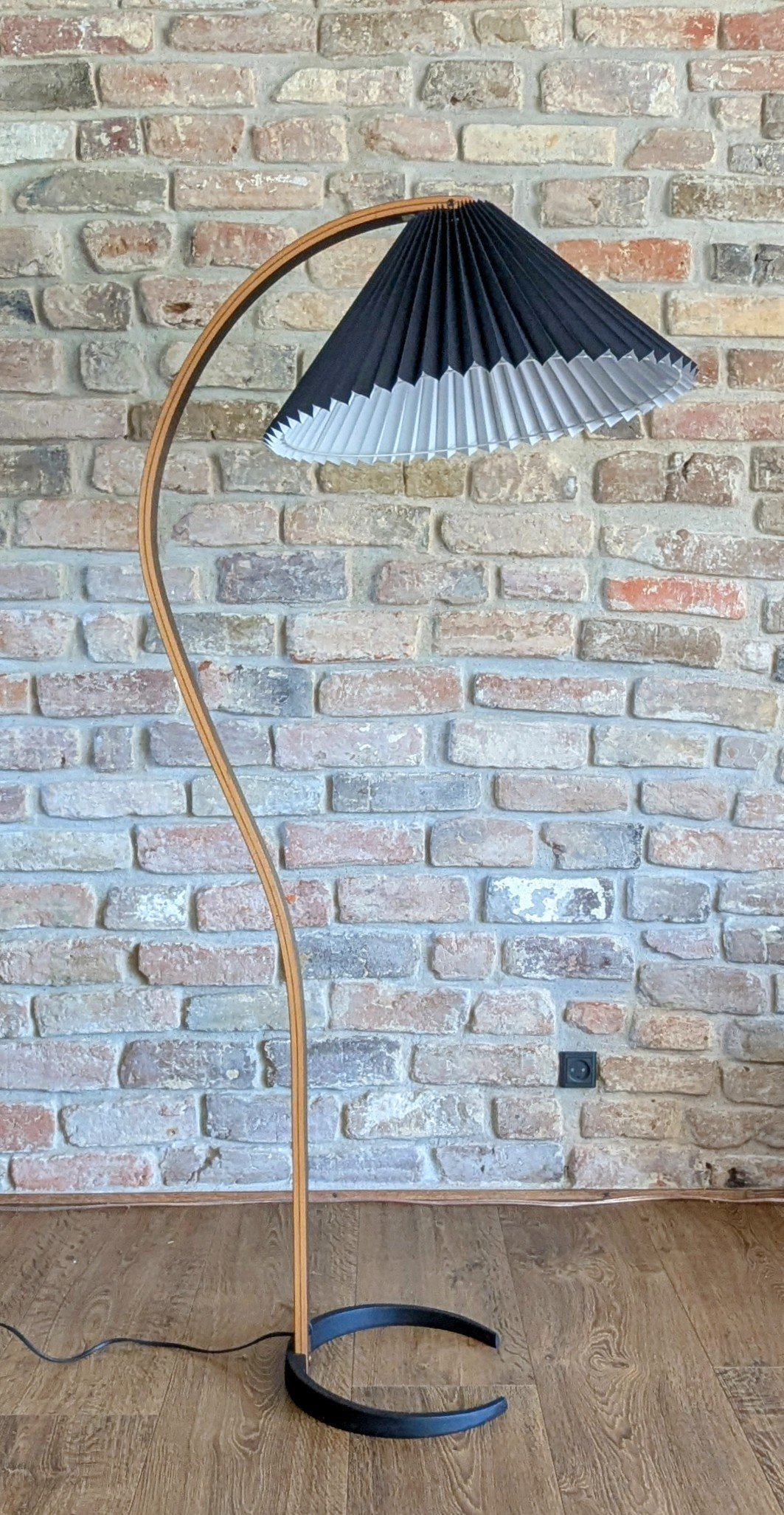 Timberline gulvlampe fra 1970. Mads Caprani. Ny skærm. Excellent condition. Pickup only.