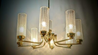 Luksuriøs 8 armet fuld restaureret Orrefors lysekrone. 1960. Messing og vaffelglas. Pickup only