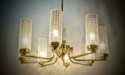 Luksuriøs 8 armet fuld restaureret Orrefors lysekrone. 1960. Messing og vaffelglas. Pickup only