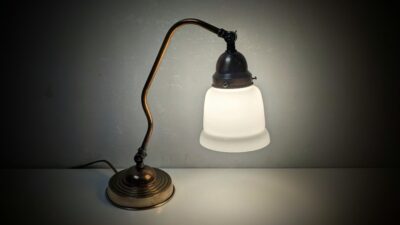 Skøn kobber lampe til skrivebordet. Fuld restaureret. 32 cm høj. 1930.