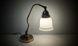 Skøn kobber lampe til skrivebordet. Fuld restaureret. 32 cm høj. 1930.