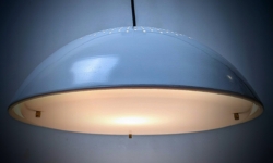 Skøn svensk loftlampe i moderne design. Taiba belysning. Recraftet til E27. Hvid metal. Ø40