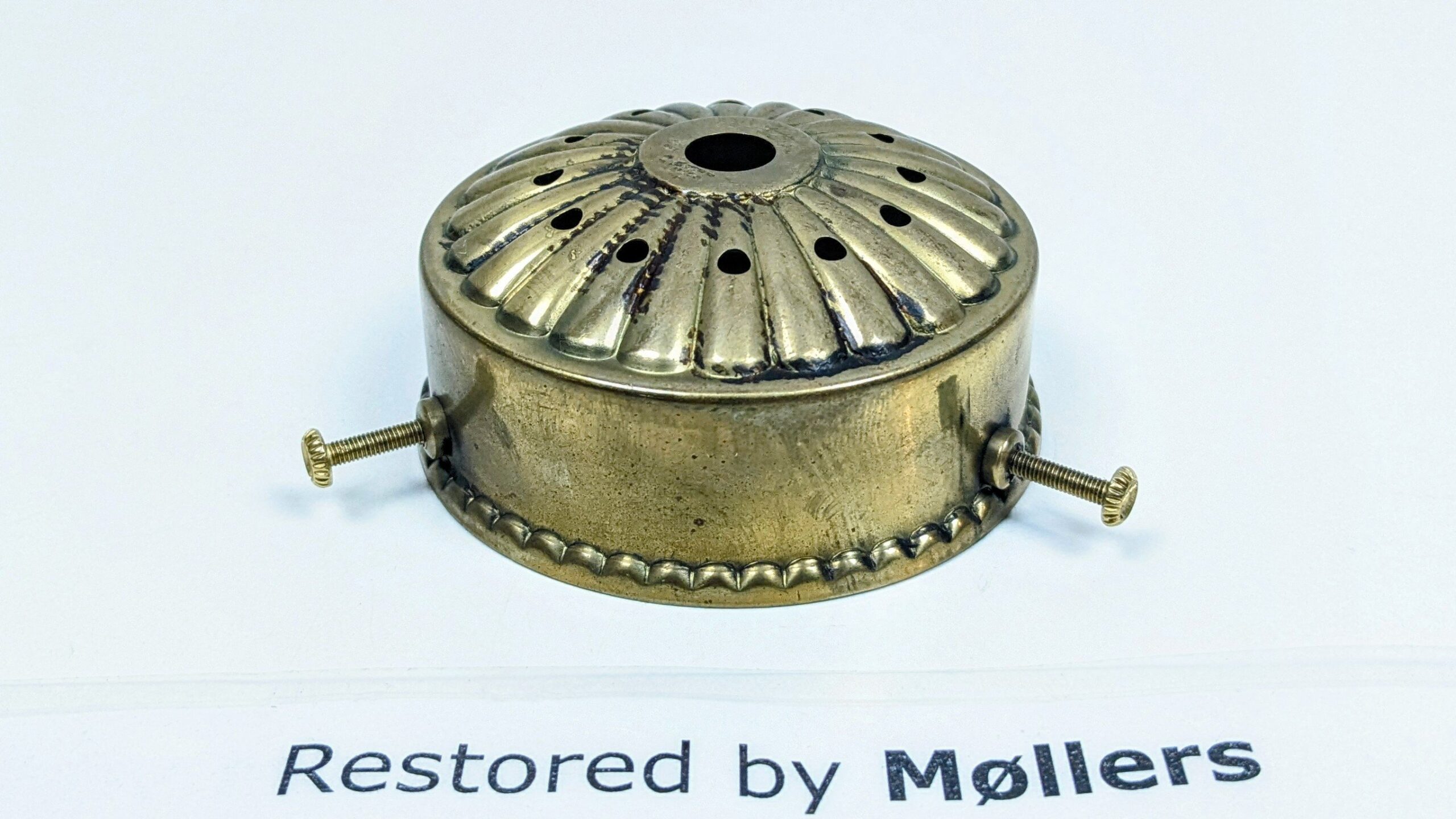 Glasholder i mat messing. Gribekant mellem 61 – 71 mm. 1960.