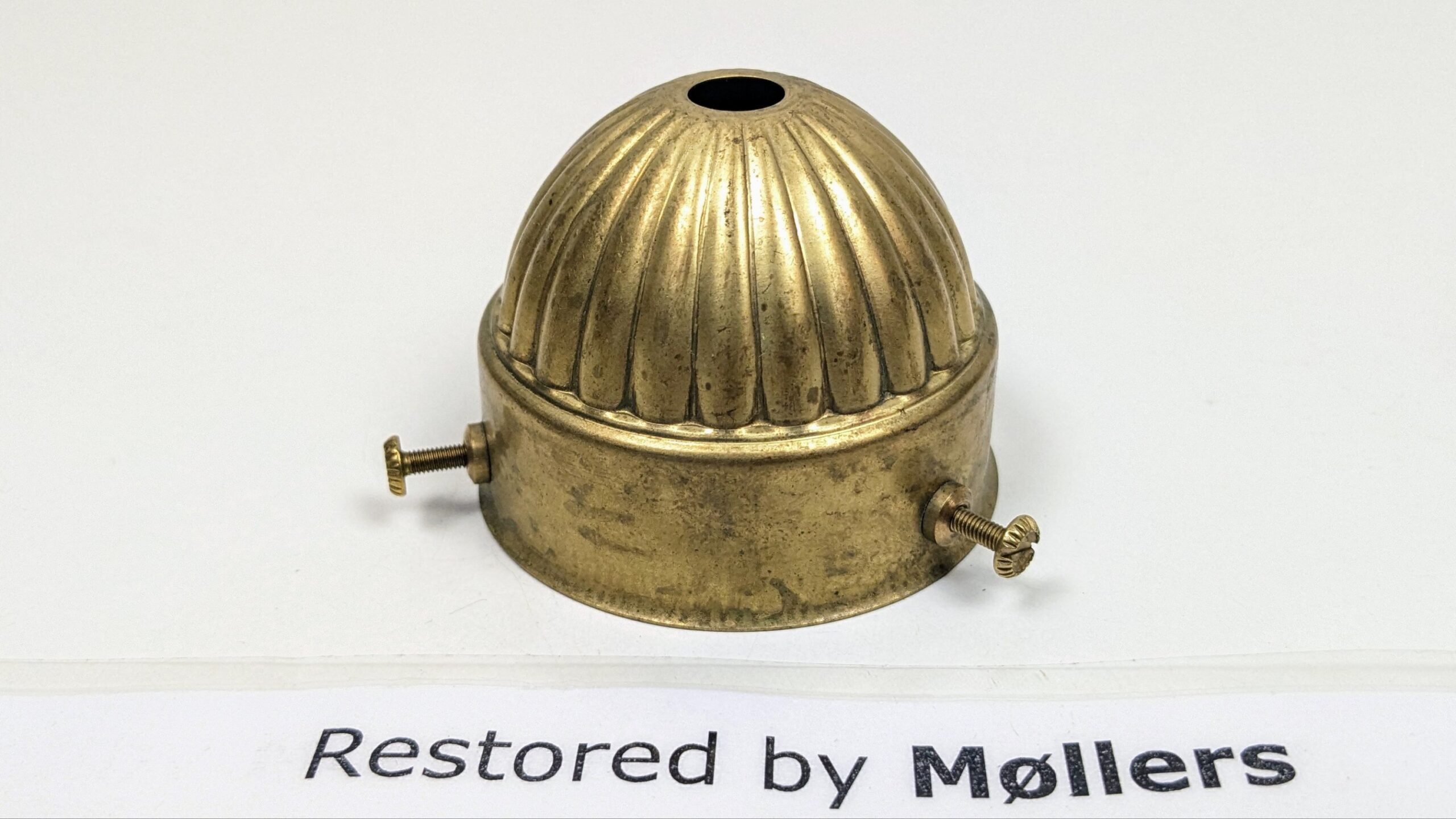 Glasholder i romersk stil mat messing. Gribekant mellem 52- 57 mm. 1960.