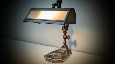 Fransk Art deco bank lampe fra 1920. Delvist nyt el. Ældet messing.