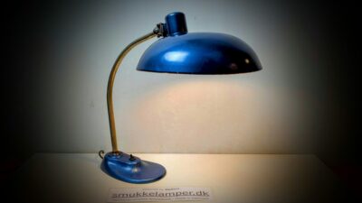 Marianne Brandt bordlampe fra 1930. Kandem. Blå hammerlak. Patina. Delvist nyt el.