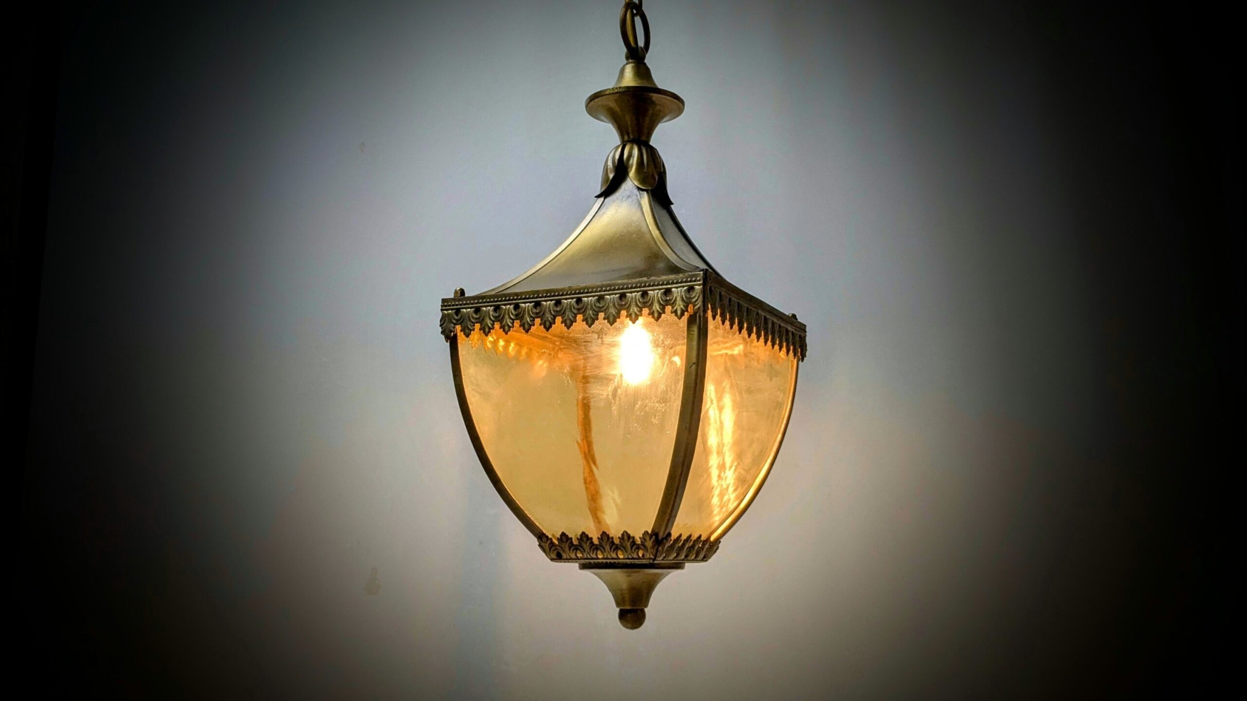 Heritage messing vestibule lampe fra 1960. Ø25. 80 cm fast nedhæng. Delvist nyt el. Pickup only