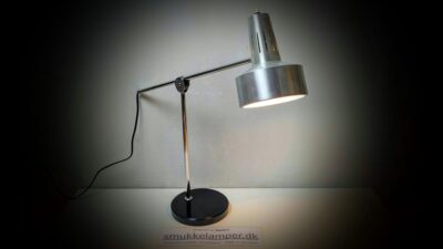 Klassisk skrivebords lampe fra 1960. Alu m.m 50 cm høj. I flot stand med få normale brugsspor.