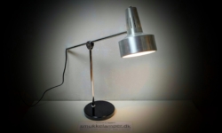 Klassisk skrivebords lampe fra 1960. Alu m.m 50 cm høj. I flot stand med få normale brugsspor.