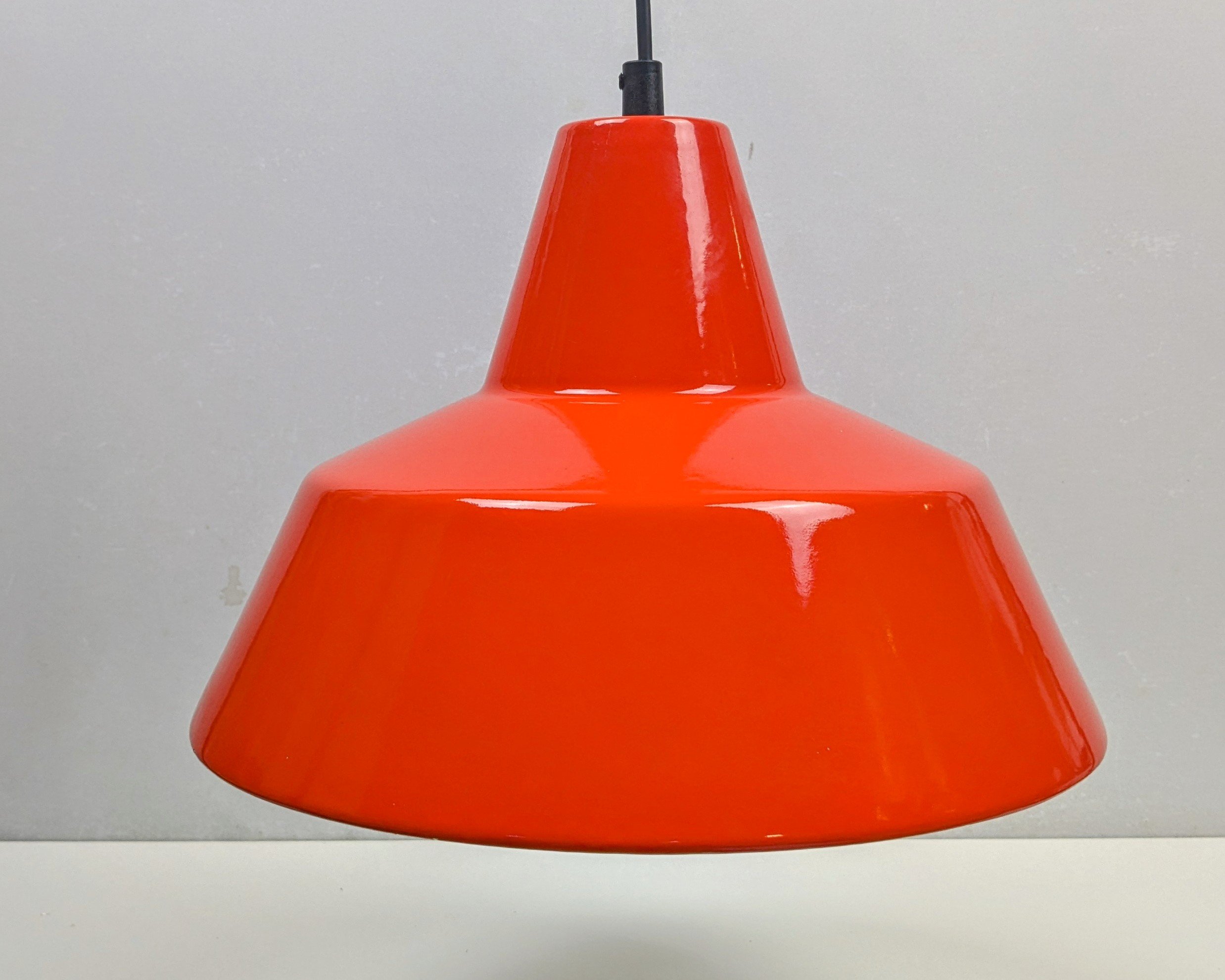 Original Louis Poulsen værkstedslampe fra 1970. Model 19540. Orange. Nyt el. Ø35.
