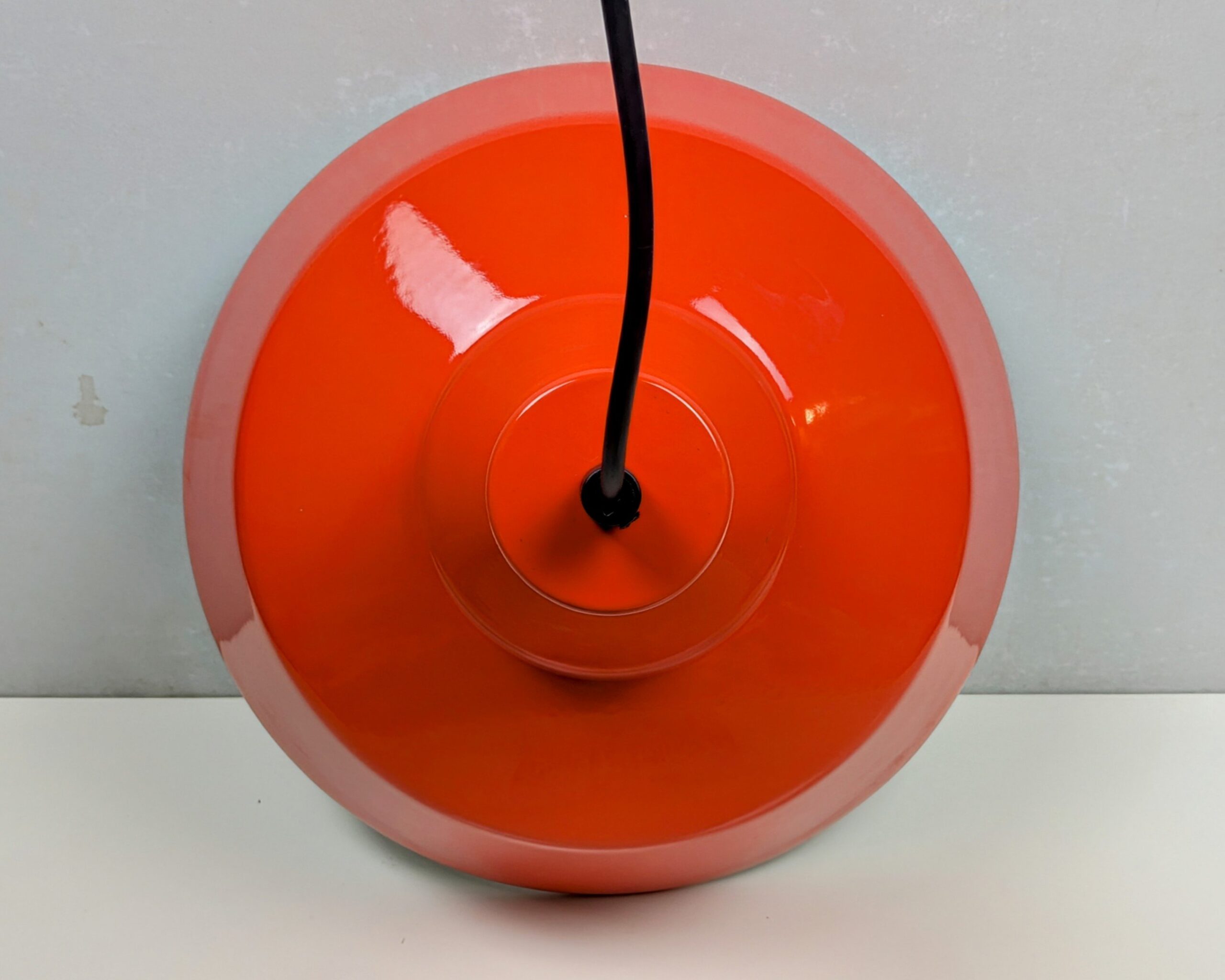 Original Louis Poulsen værkstedslampe fra 1970. Model 19540. Orange. Nyt el. Ø35.