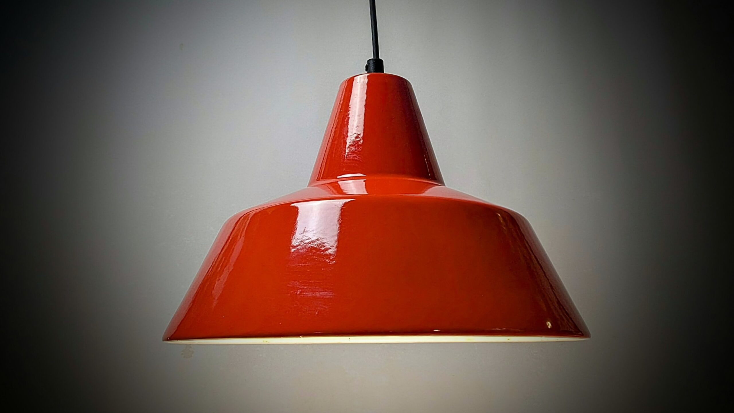 Original Louis Poulsen værkstedslampe fra 1970. Model 19540. Orange. Nyt el. Ø35.